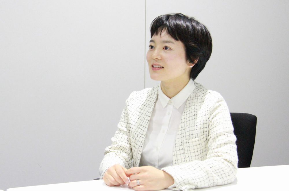 對(duì)充電電池和電動汽車相關情況進行(háng / xíng)市場調研的宮本女士