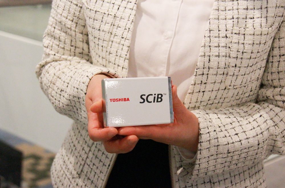 SCiB™電池（充電電池的最小單位），在汽車上安裝由多個電池組成的模塊