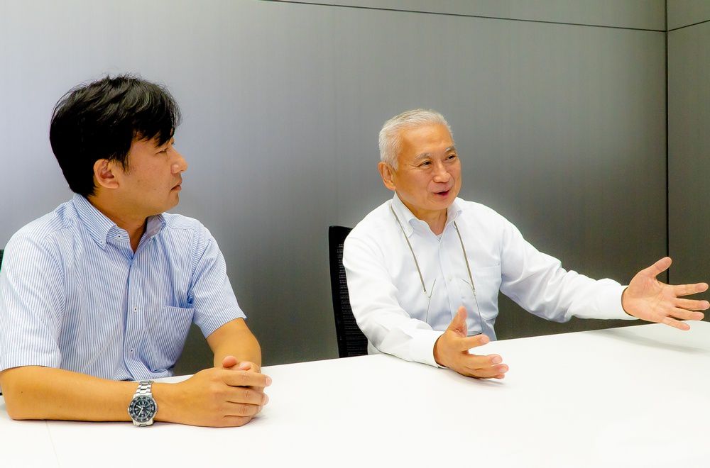 順風路株式會(huì)社 董事(shì)長兼運營推進部部長 吉富廣三先生(shēng)（右）順風路公司 董事(shì)兼企劃開發(fā／fà)部部長 神谷聖二先生(shēng)