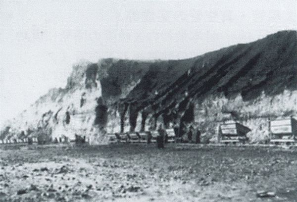 用(yòng)鐵路運載沙土後(hòu)堆土的情景，這是一個很大的工程。
