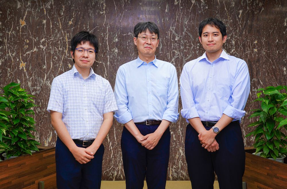 從左至右依次爲：株式會(huì)社東芝 研發(fā／fà)中心 進博正、高田正彬、志賀慶明
