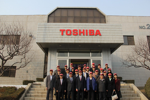 2012年(nián)度清華大學－東芝能(néng)源與環境研究中心成員參觀東芝大連（有限）公司