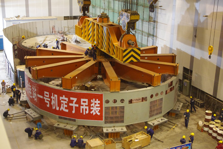功果橋水電站發(fā／fà)電機定子吊裝